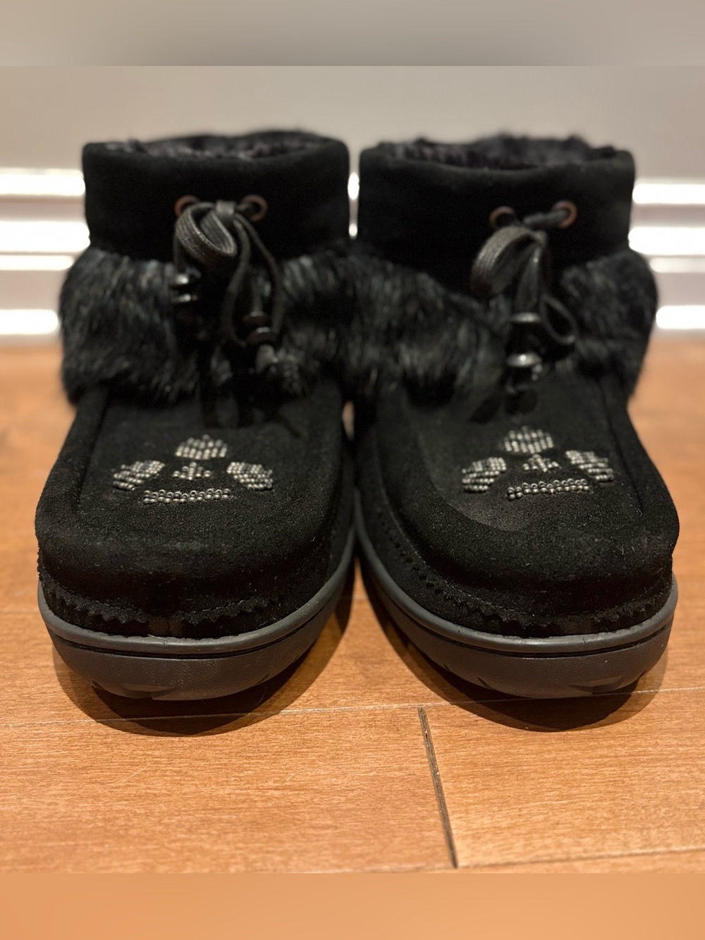 Manitobah Mukluks Keewatin Ankle Boots Black Suede Fur Bear Paw Beaded Design - Picture 2 of 9
